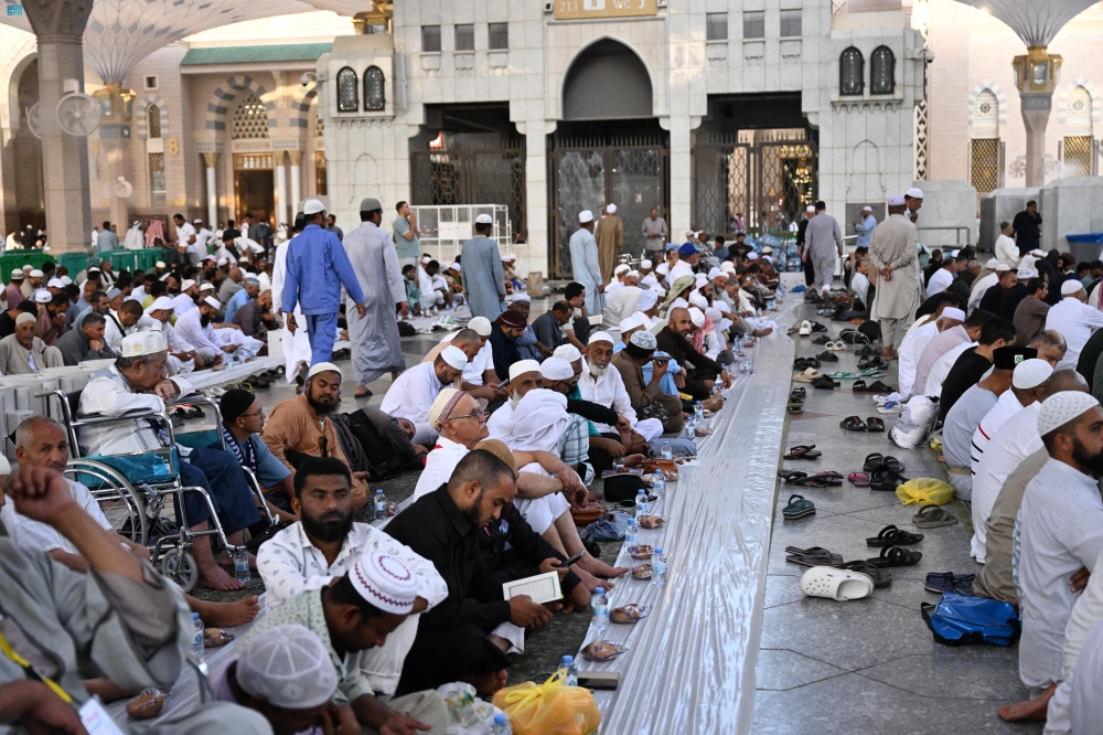 العناية بجموع الصائمين في ساحات المسجد النبوي - واس