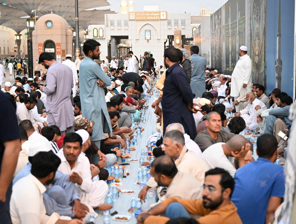 العناية بجموع الصائمين في ساحات المسجد النبوي - واس