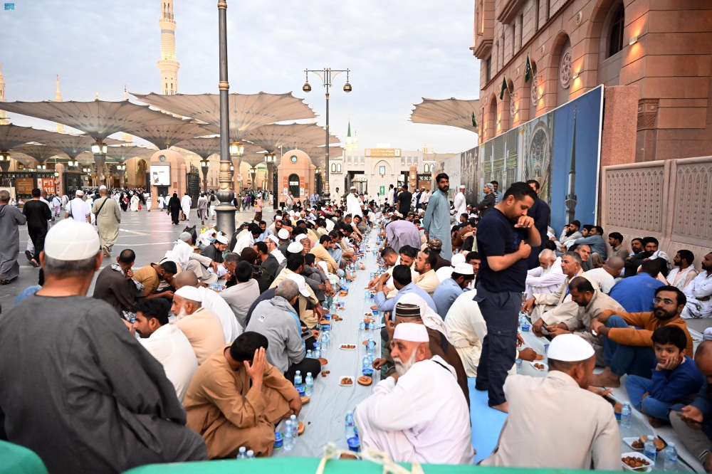 العناية بجموع الصائمين في ساحات المسجد النبوي - واس