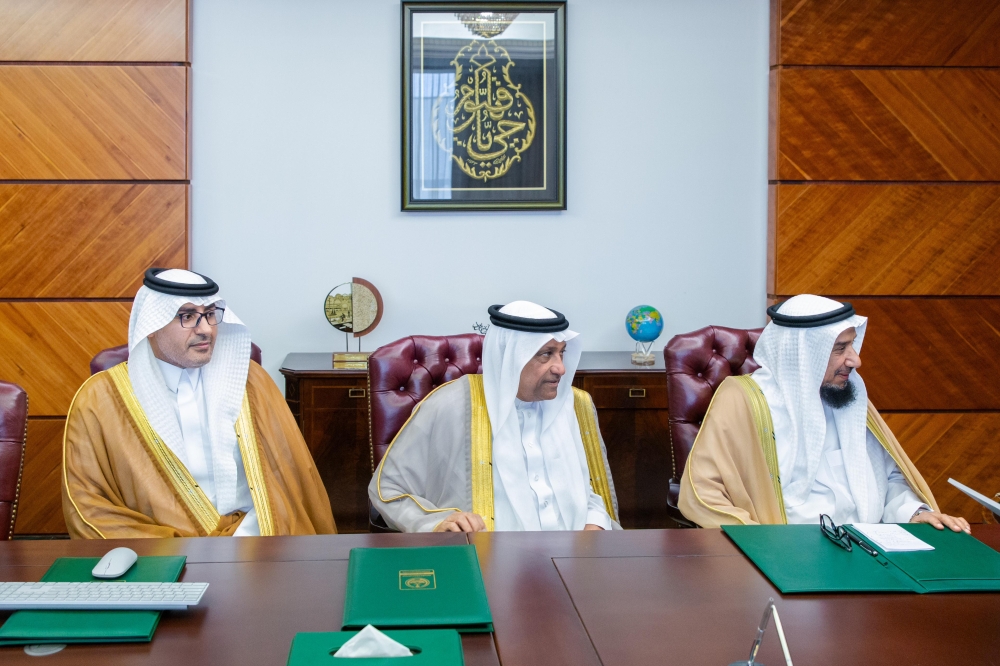 أمير الشرقية يطلع على التقرير السنوي لجمعية الذوق العام