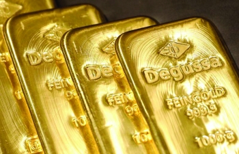  يرتبط سعر الذهب ارتباطًا وثيقًا بأسعار الفائدة حيث تؤدي المعدلات الأعلى إلى تقليل جاذبية المعدن النفيس (رويترز)