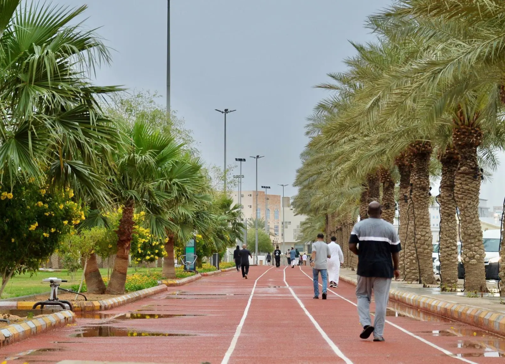 المشي في رمضان.. تخفيف للوزن وطاقة إيجابية للشباب وكبار السن