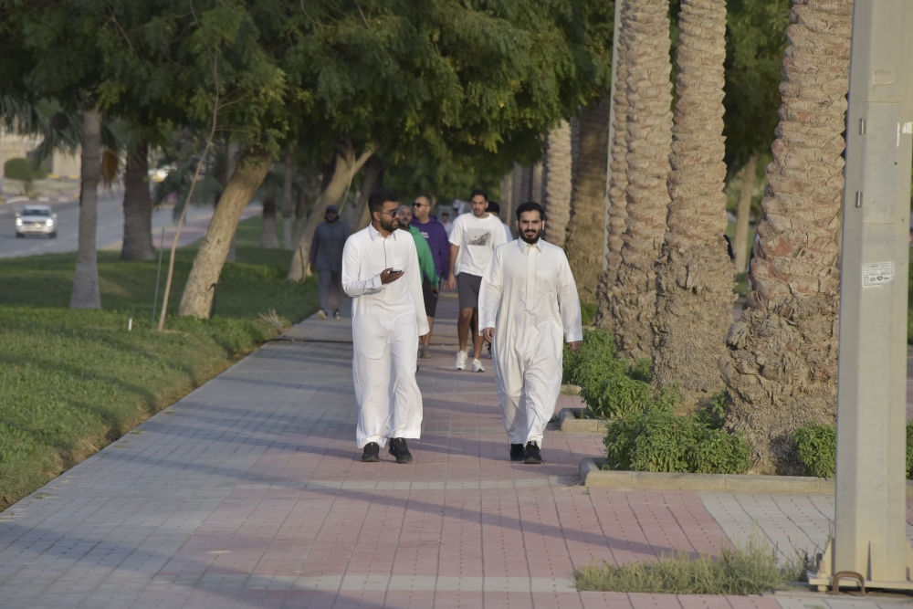 المشي في رمضان.. تخفيف للوزن وطاقة إيجابية للشباب وكبار السن