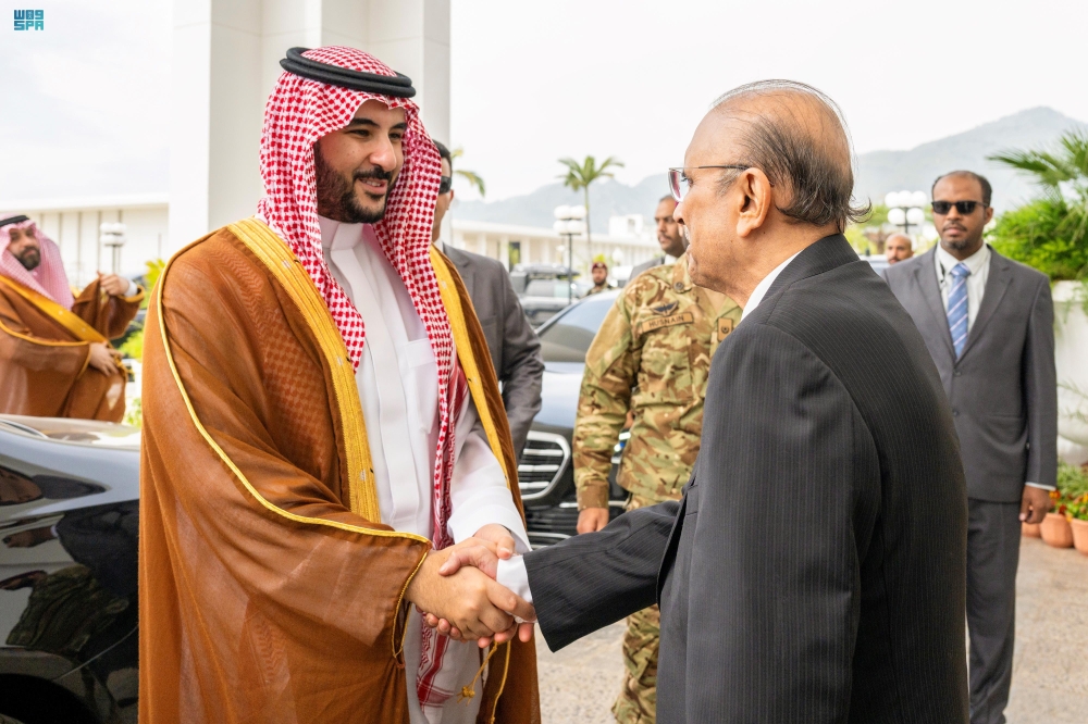 وزير الدفاع يلتقي رئيس الجمهورية الباكستانية - واس