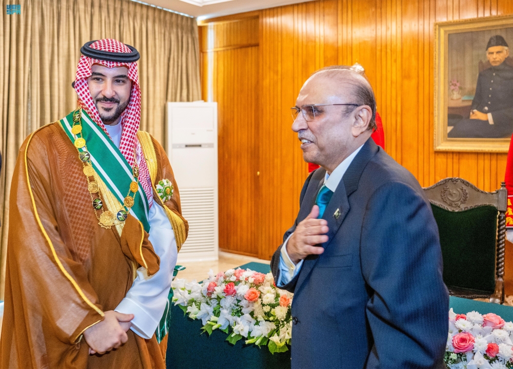 وزير الدفاع يلتقي رئيس الجمهورية الباكستانية - واس