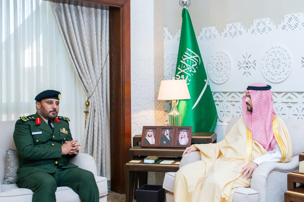 نائب أمير الشرقية خلال اسستقباله مدير سجون المنطقة  