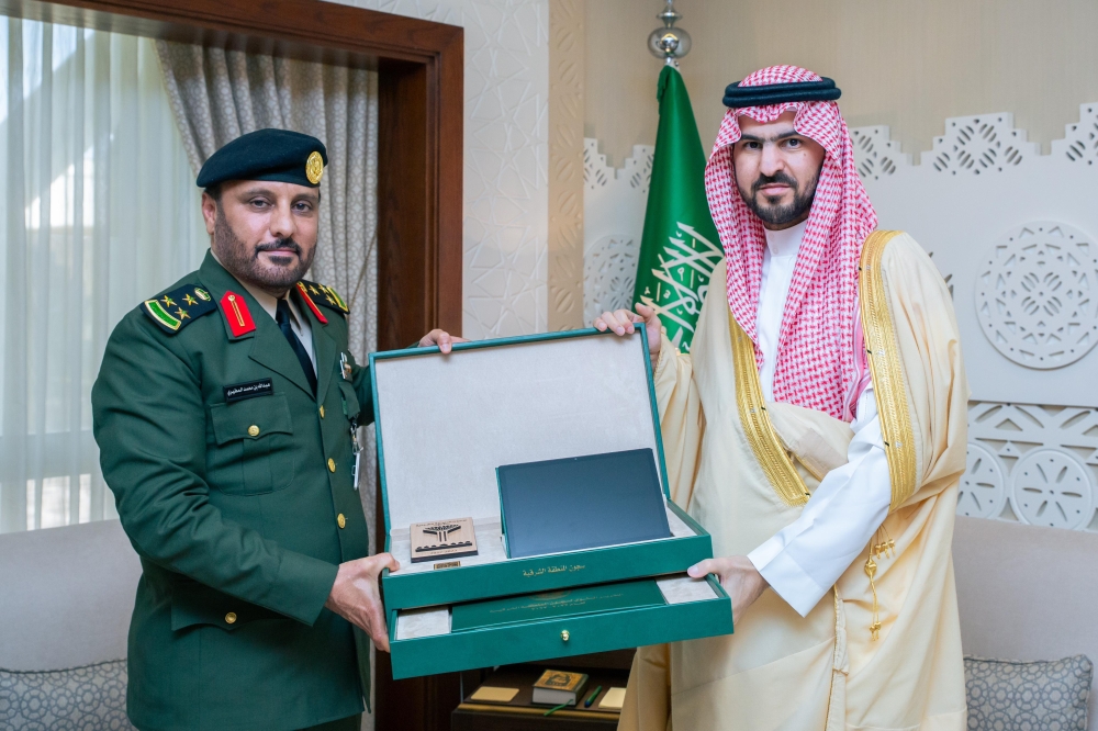 نائب أمير الشرقية خلال اسستقباله مدير سجون المنطقة  