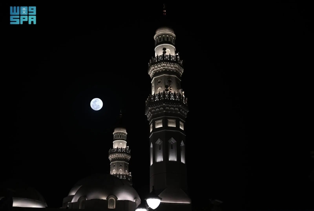 القمر البدر يزين سماء المدينة المنورة - واس
