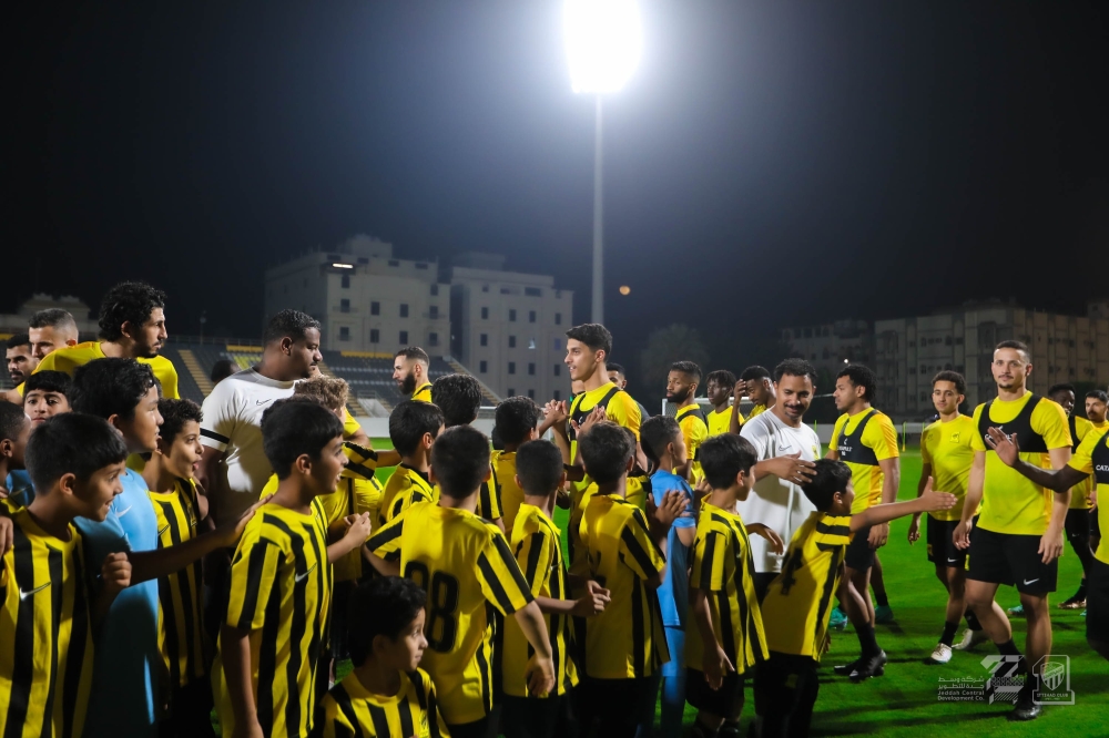لفتة رائعة من نجوم الاتحاد لأبطال البراعم 