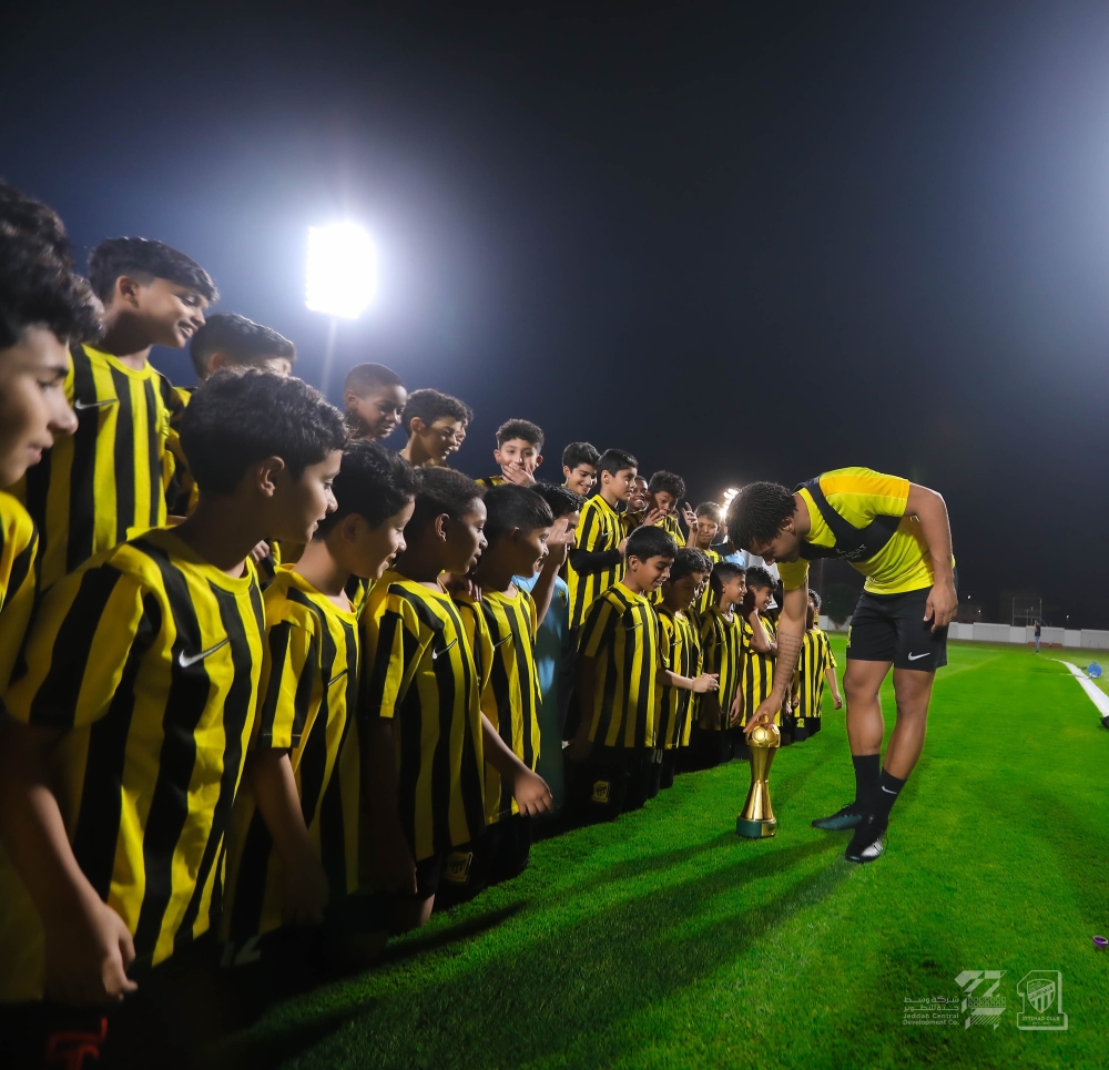 لفتة رائعة من نجوم الاتحاد لأبطال البراعم 