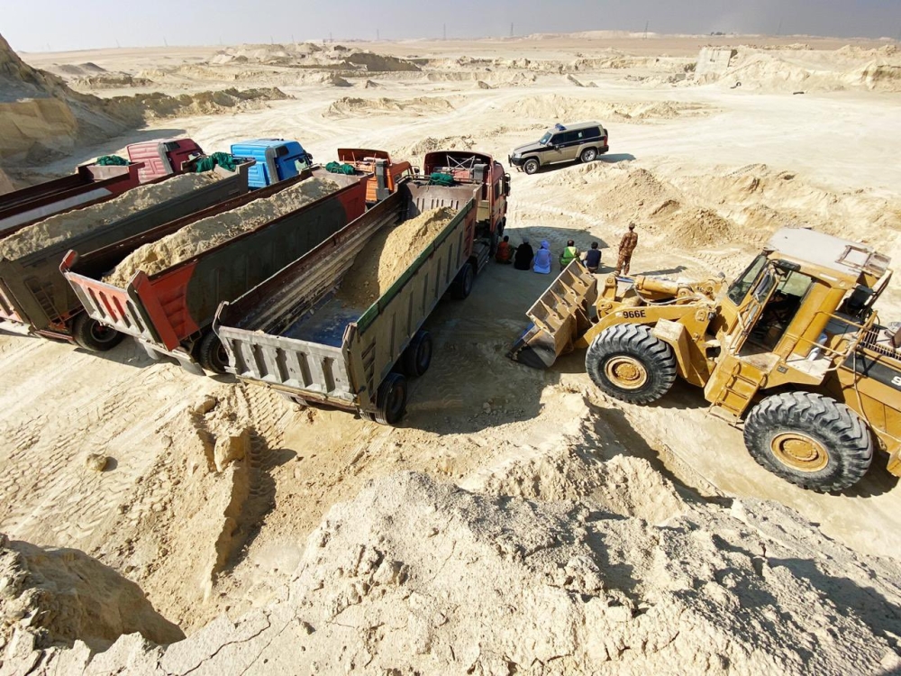 عقوبة ”نهل الرمال“ هي غرامة مالية قدرها 5 آلاف ريال، مع إحالة المخالف إلى النيابة العامة- اليوم