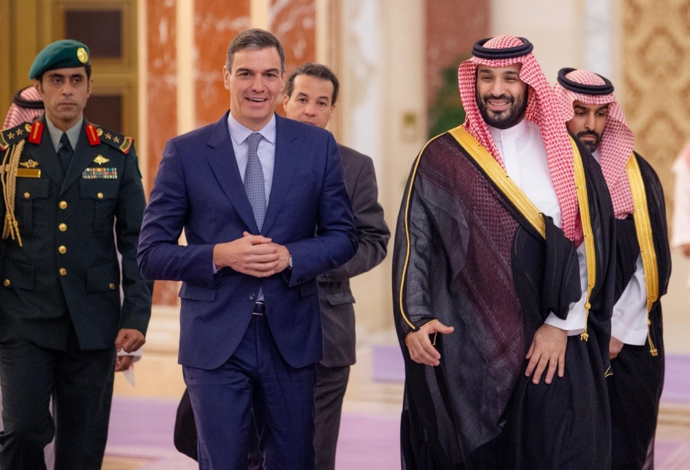 سمو ولي العهد خلال استقباله رئيس الوزراء الإسباني 