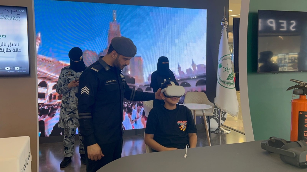 الزوار خلال جولتهم في معرض الوزارة 