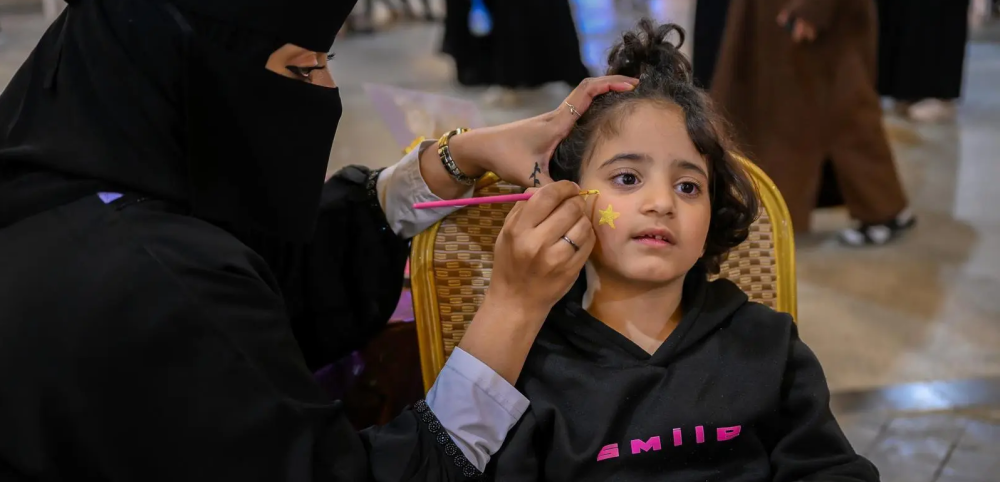 ركن الرسم على الوجه يجذب زوار مهرجان ليالي رمضان بالباحة