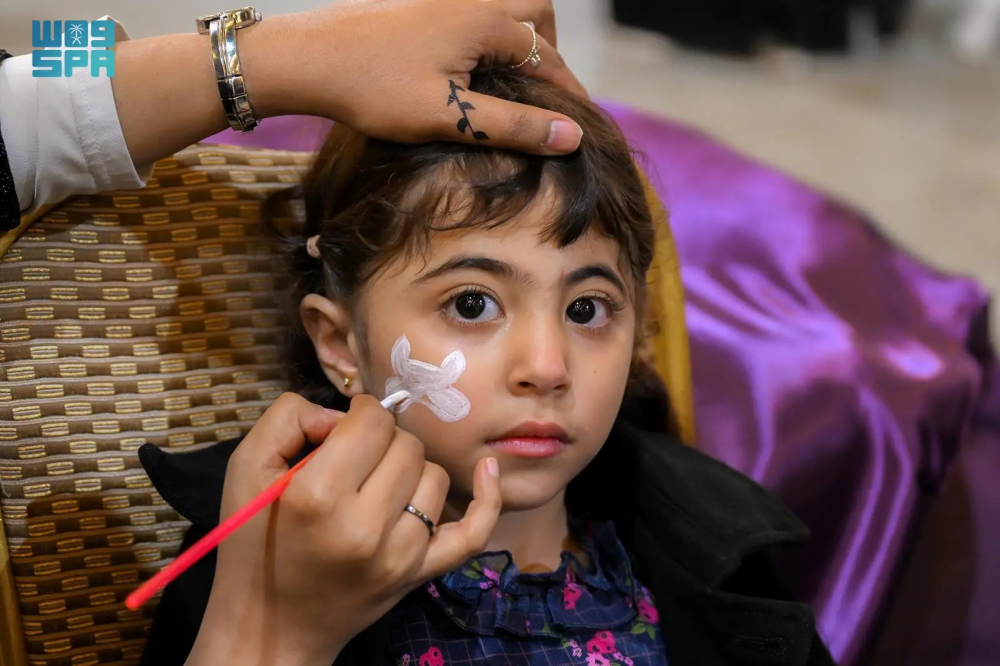 ركن الرسم على الوجه يجذب زوار مهرجان ليالي رمضان بالباحة- واس