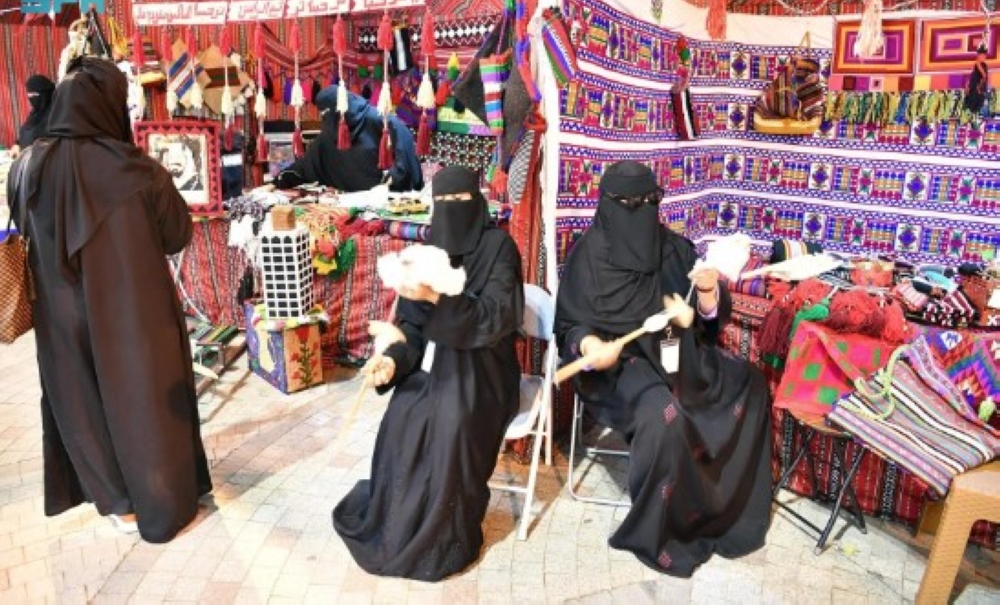 فعاليات 'رمضان زمان'.. الحرف اليدوية تجذب الزوار بتجاربها المميزة