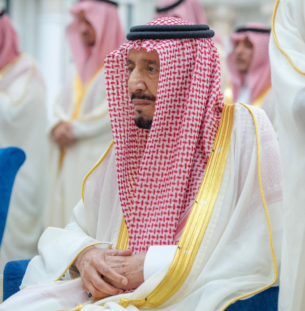 خادم الحرمين الشريفين يؤدي صلاة العيد في قصر السلام بجدة