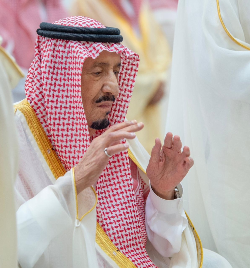 خادم الحرمين الشريفين يؤدي صلاة العيد في قصر السلام بجدة