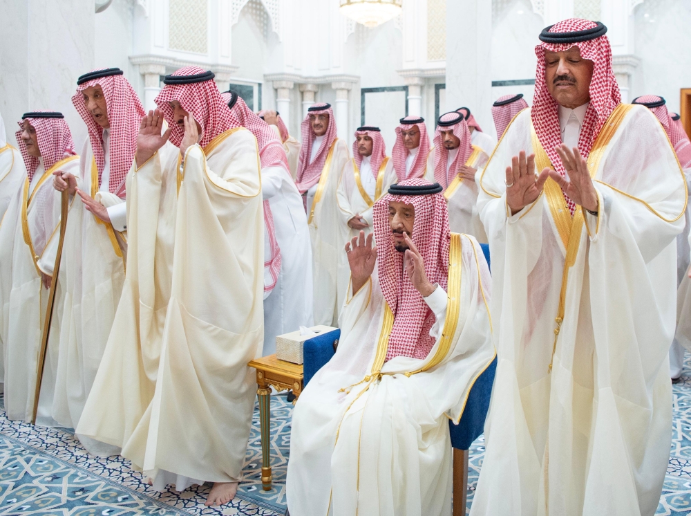 خادم الحرمين الشريفين يؤدي صلاة العيد في قصر السلام بجدة