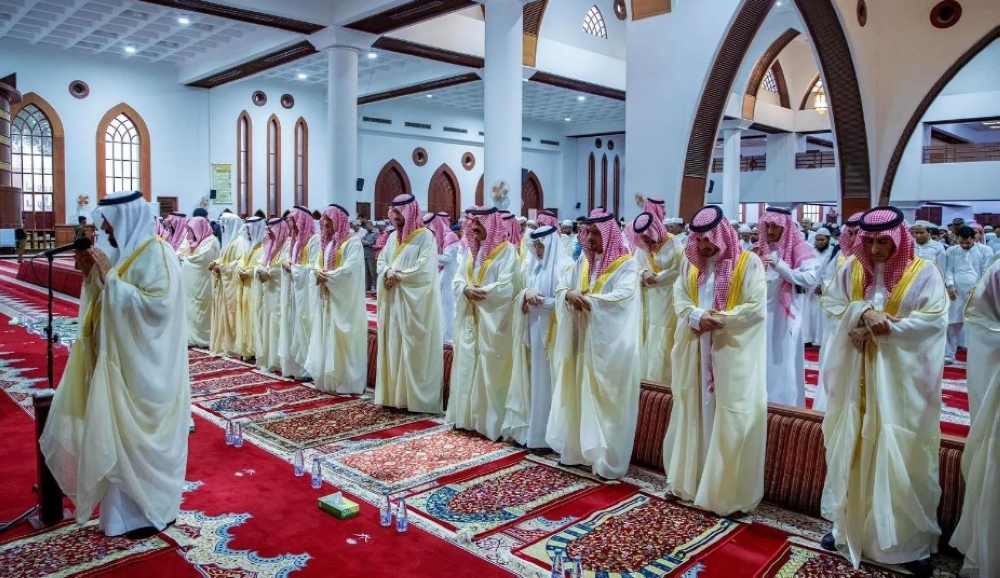 أمير المنطقة الشرقية يودي صلاة عيد الفطر المبارك