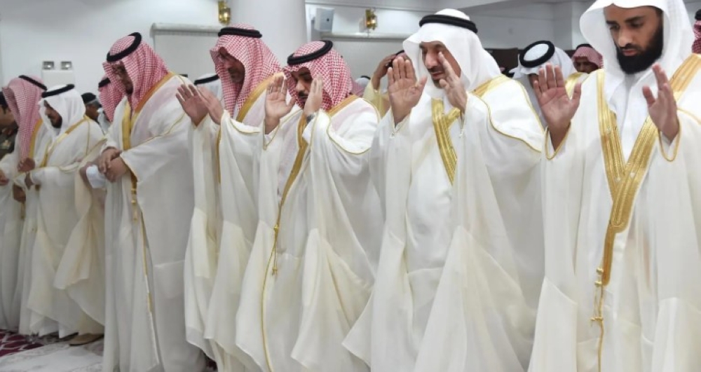 أمير منطقة نجران يؤدي صلاة عيد الفطر المبارك