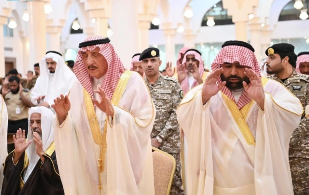أمير منطقة جازان ونائبه يؤديان صلاة عيد الفطر المبارك