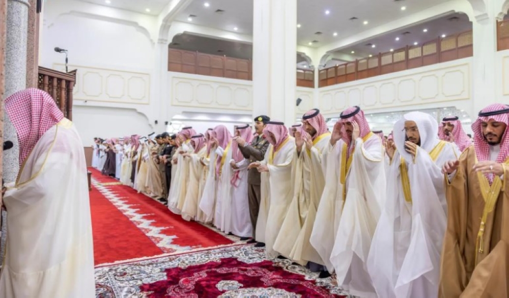 أمير منطقة الجوف ونائبه يؤدّيان صلاة عيد الفطر المبارك
