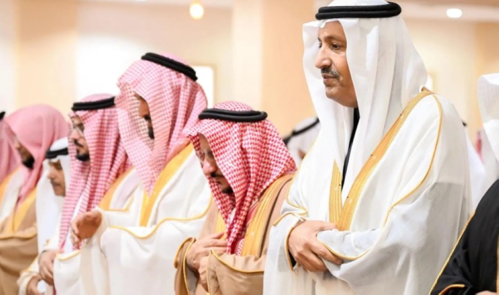 أمير منطقة الباحة يؤدي صلاة عيد الفطر المبارك