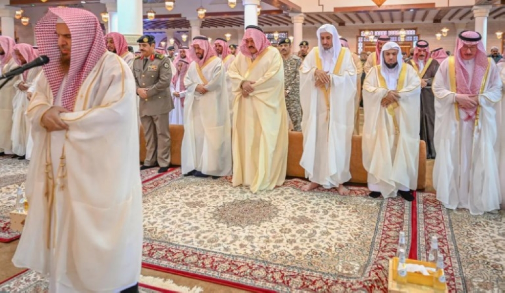 أمراء المناطق يؤدون صلاة عيد الفطر المبارك