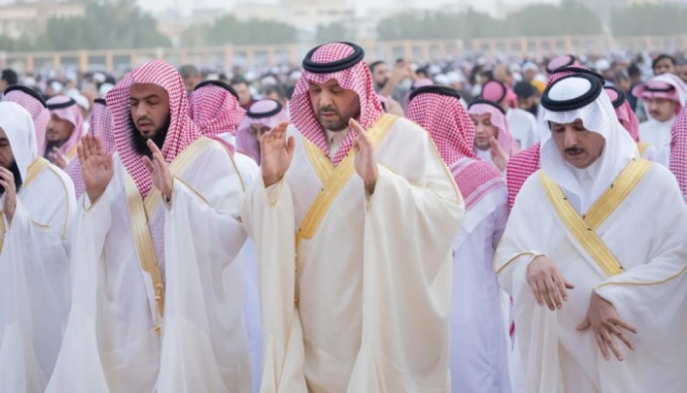 أمراء المناطق يؤدون صلاة عيد الفطر المبارك