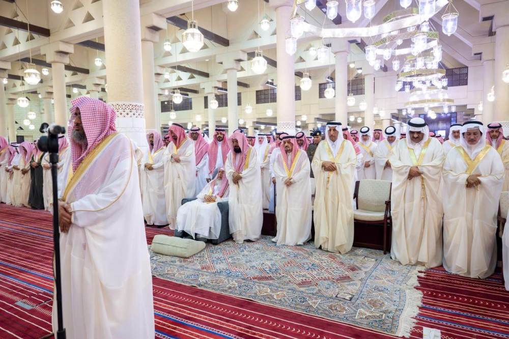 أمراء المناطق يؤدون صلاة عيد الفطر المبارك