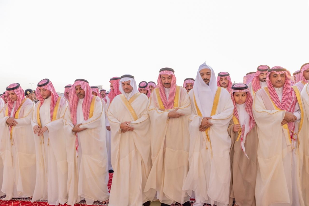 محافظ الأحساء يؤدي صلاة عيد الفطر المبارك