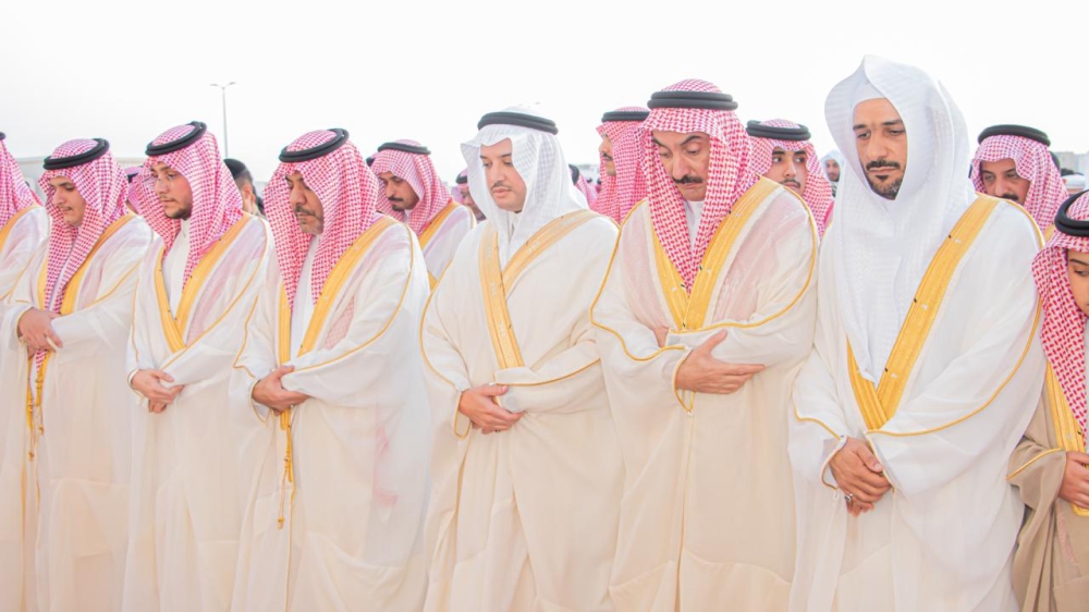 محافظ الأحساء يؤدي صلاة عيد الفطر المبارك