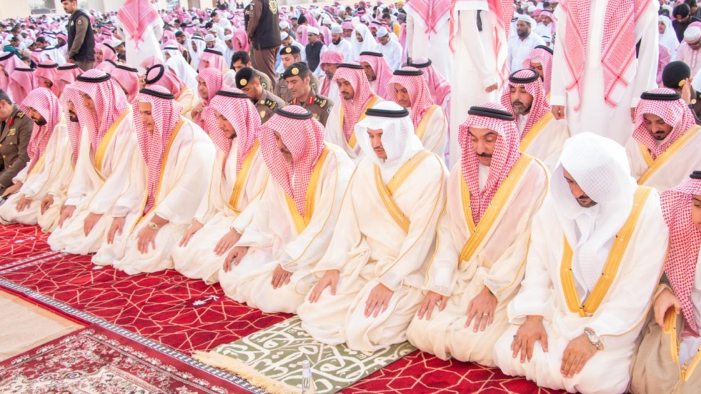 محافظ الأحساء يؤدي صلاة عيد الفطر المبارك