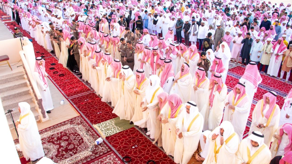 محافظ الأحساء يؤدي صلاة عيد الفطر المبارك