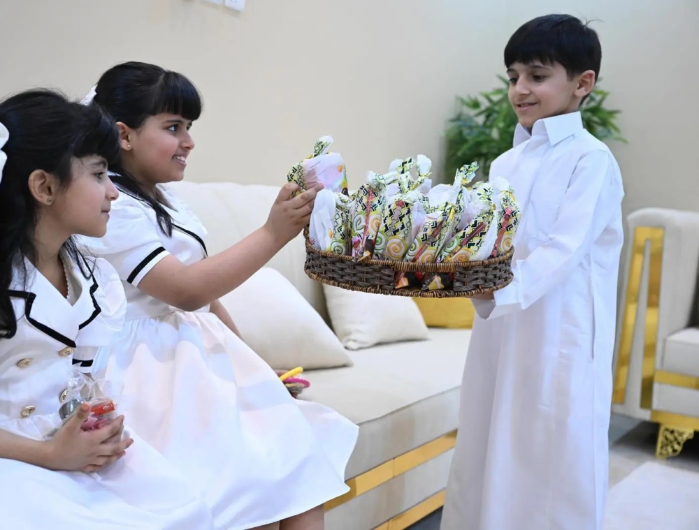 العيدية إحدى مظاهر البهجة بين الأطفال في العيد - واس