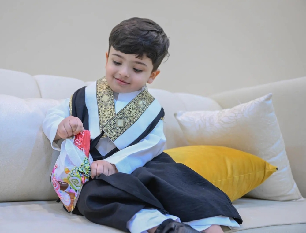 'العيدية'.. عادة أصيلة ووسيلة للبهجة متوارثة بين الأجيال