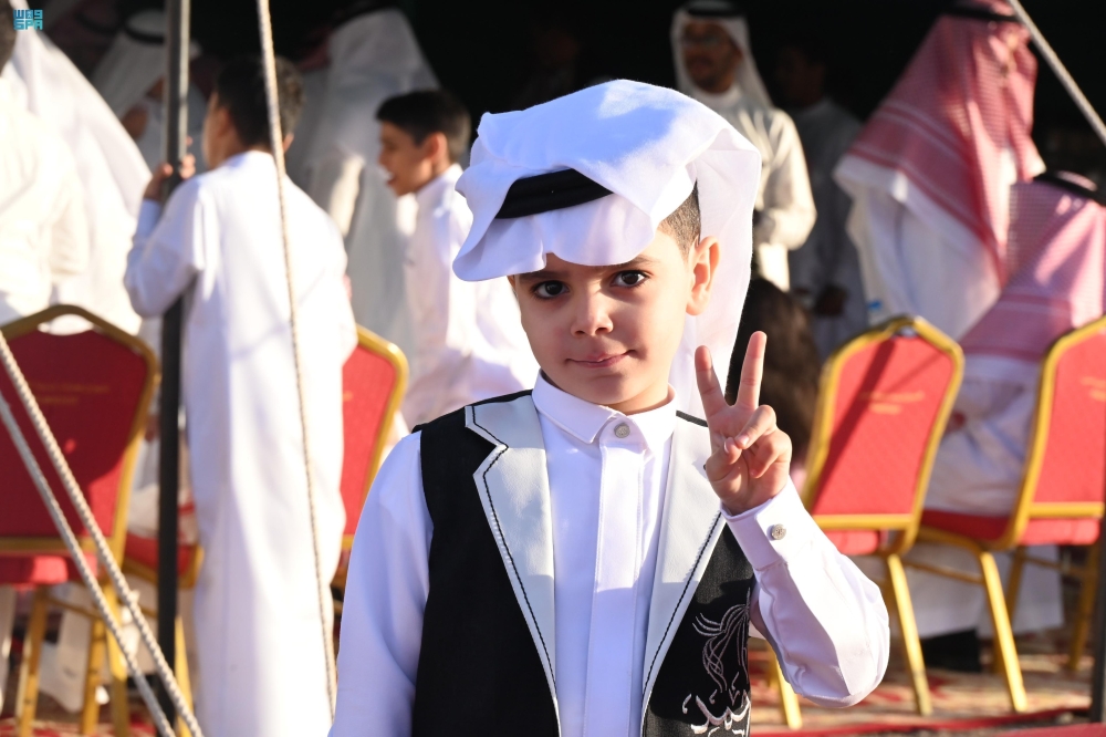 صور| أهازيج العيد والفنون الشعبية تجذب الأهالي في المدينة المنورة