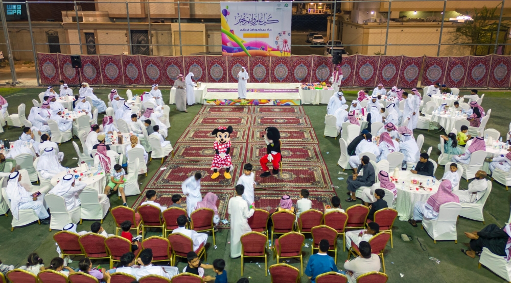صور| أهازيج العيد والفنون الشعبية تجذب الأهالي في المدينة المنورة
