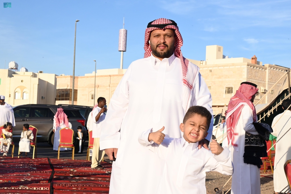 صور| أهازيج العيد والفنون الشعبية تجذب الأهالي في المدينة المنورة