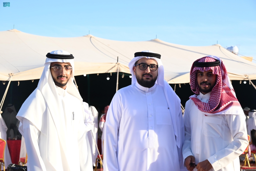 صور| أهازيج العيد والفنون الشعبية تجذب الأهالي في المدينة المنورة