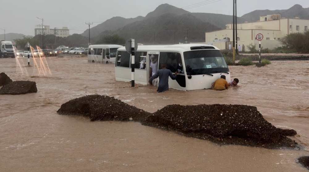 منخفض المطير.. 12 وفاة جراء الحالة الجوية في عُمان