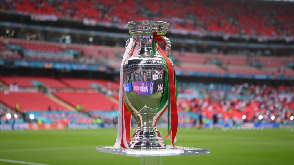 (يويفا) يعلن قائمة حكام مباريات يورو 2024