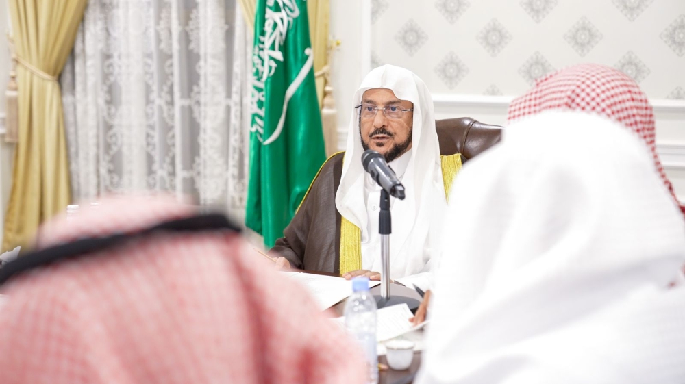 وزير الشؤون الإسلامية يعقد اجتماعاً لمناقشة مشاريع الوزارة خلال موسم الحج - اليوم