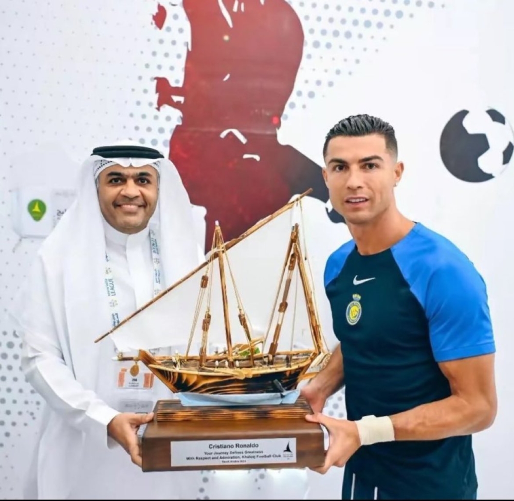 رئيس الخليج يكرم كريستيانو رونالدو
