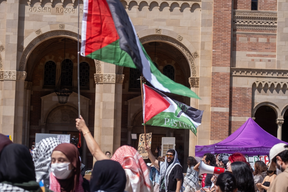 متظاهرون مؤيدون للفلسطينيين في جامعة كاليفورنيا- د ب أ