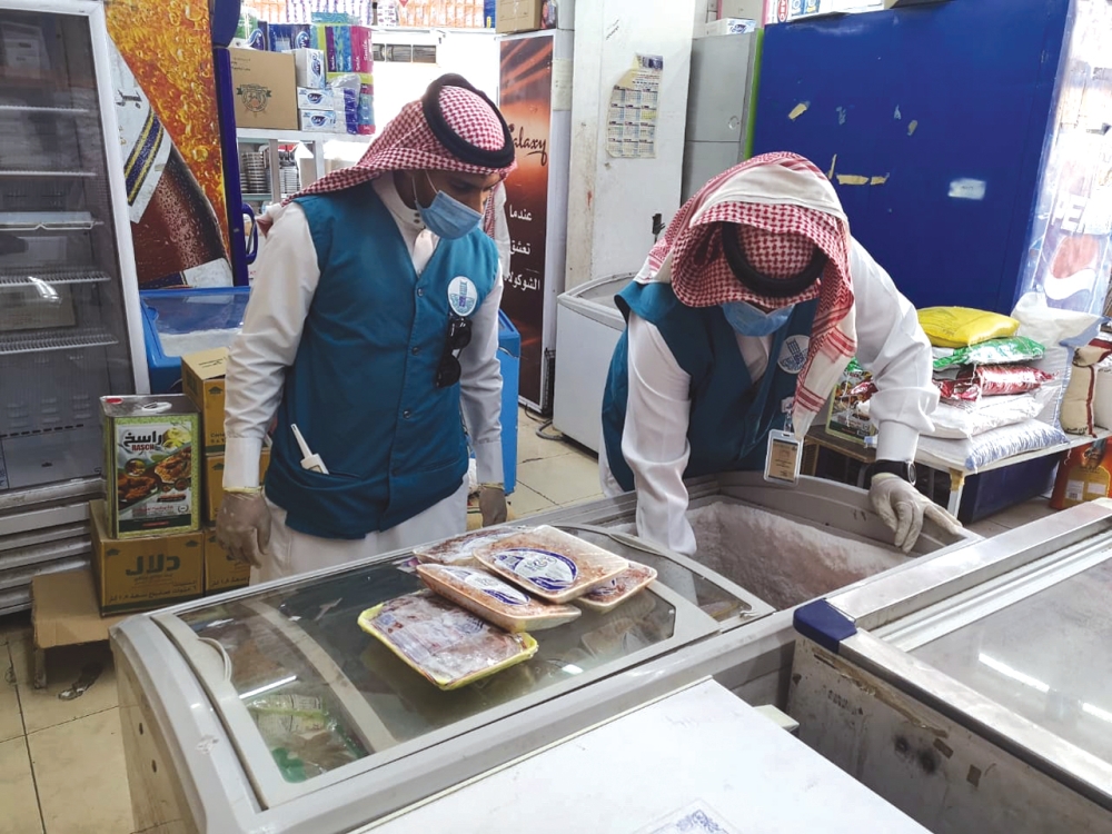 
مراقبان يتأكدان من جودة الأطعمة المجمدة (اليوم)