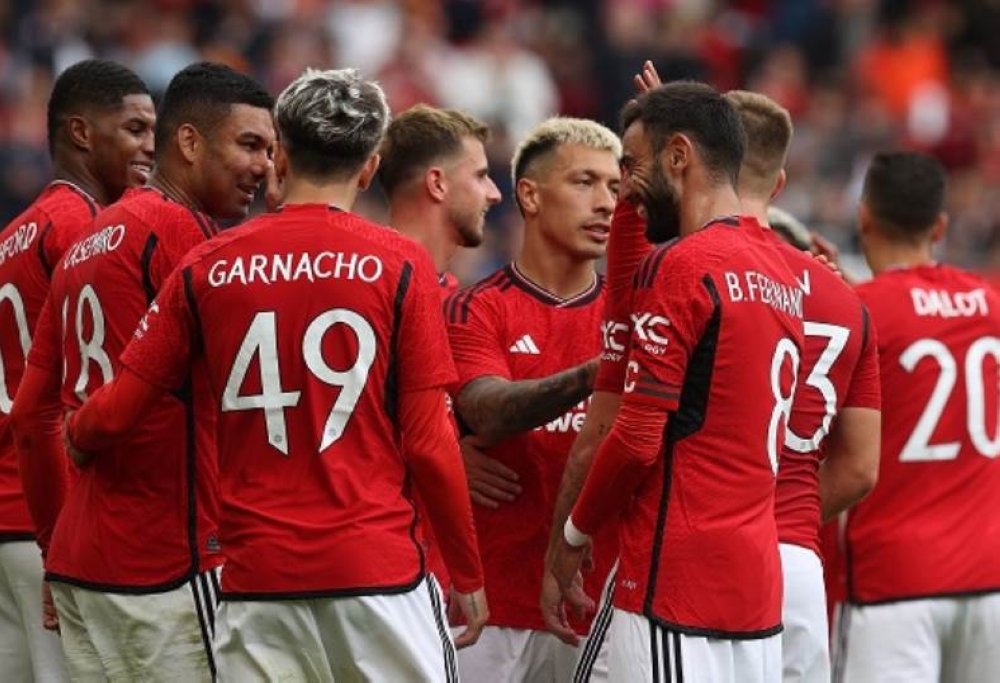 صراع بين الاتحاد والنصر على مدافع مانشستر يونايتد