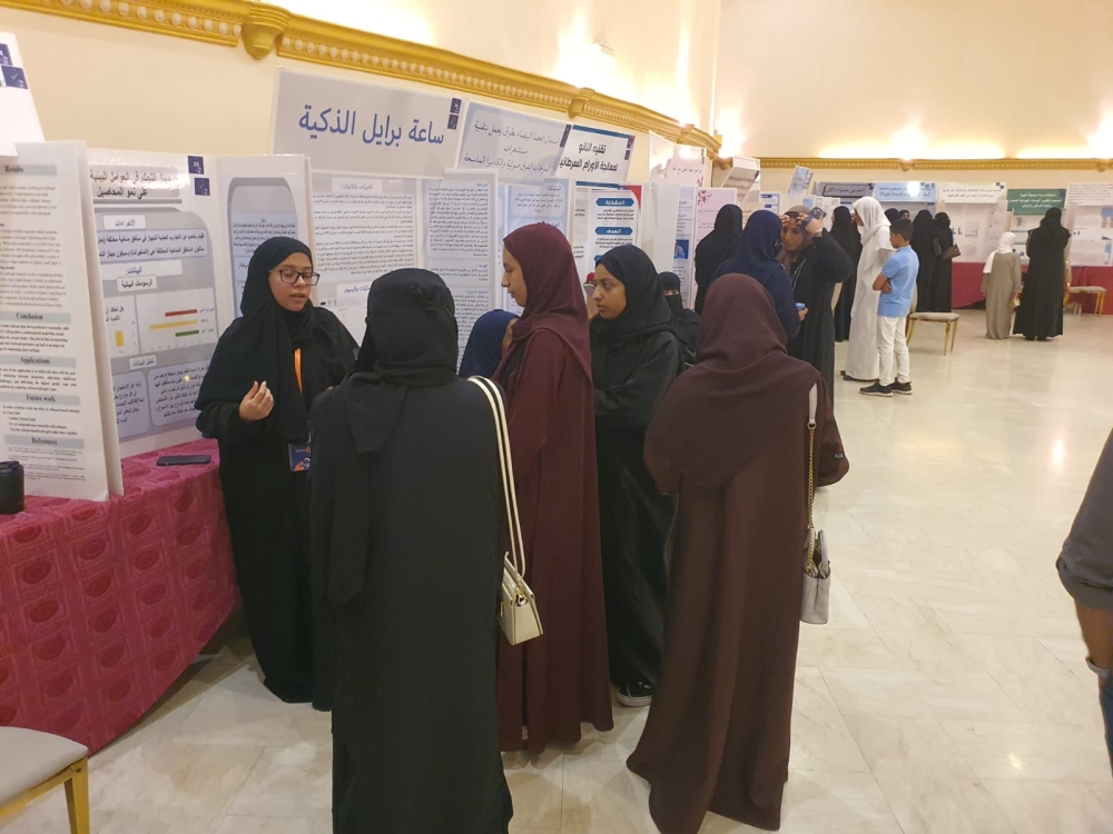 طالبة تبتكر جهازًا لمرضى الدم المنجلي يحد من نوبات الألم