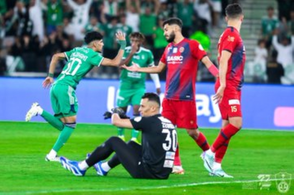 الأهلي يمطر شباك ضمك برباعية في الشوط الأول
